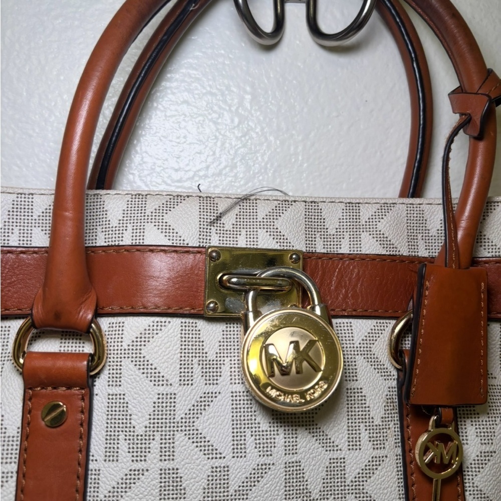 Michael Kors Beige/Acorn Signature Hamilton Tote with Gold Hardware - Picture 3 of 8